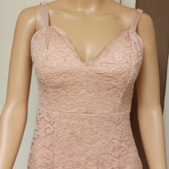 Bebé Scallop Lace midi Dress - Picture 2 of 12